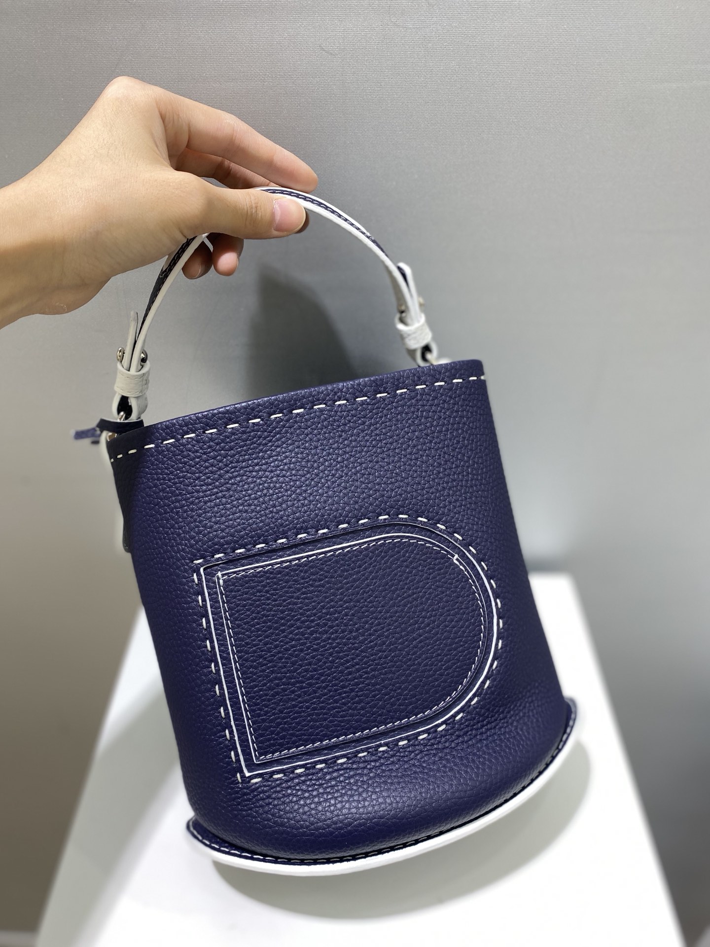 델보 팽 미니 버킷 크로스백